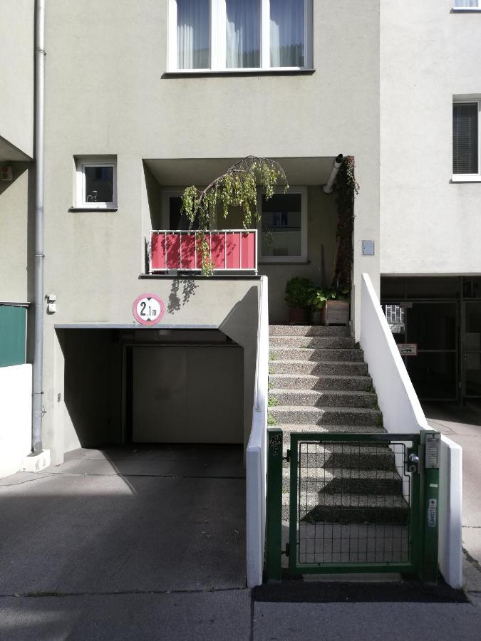 Room In Maisonette With Garden, Parking Place Wien Exterior foto